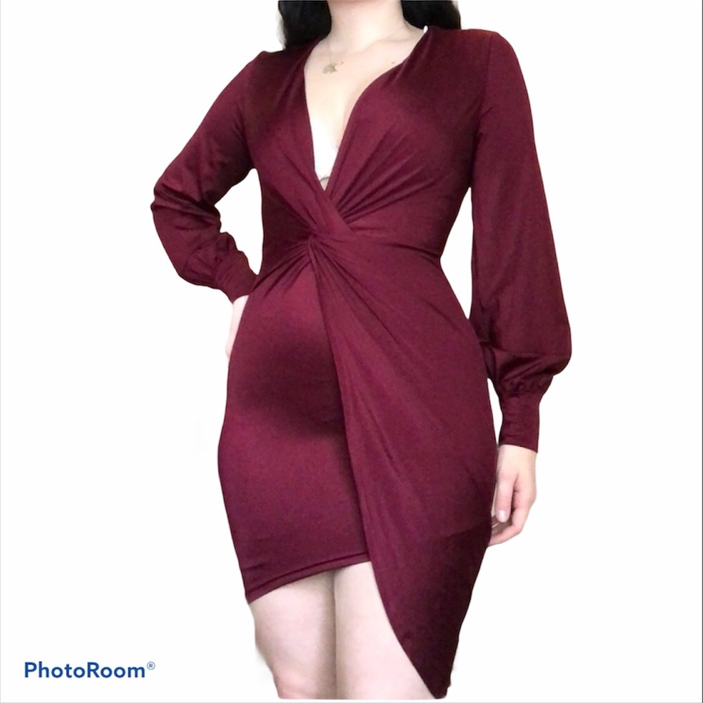 Fitted maroon puff sleeve dress